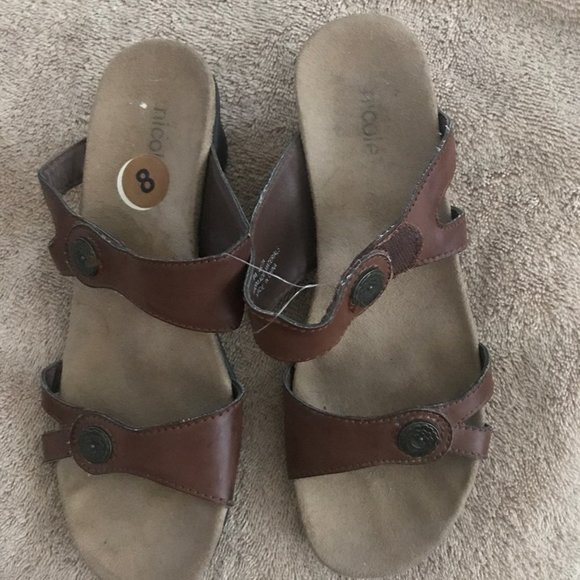 Size 8 tan Nicole sandals. - Picture 2 of 5
